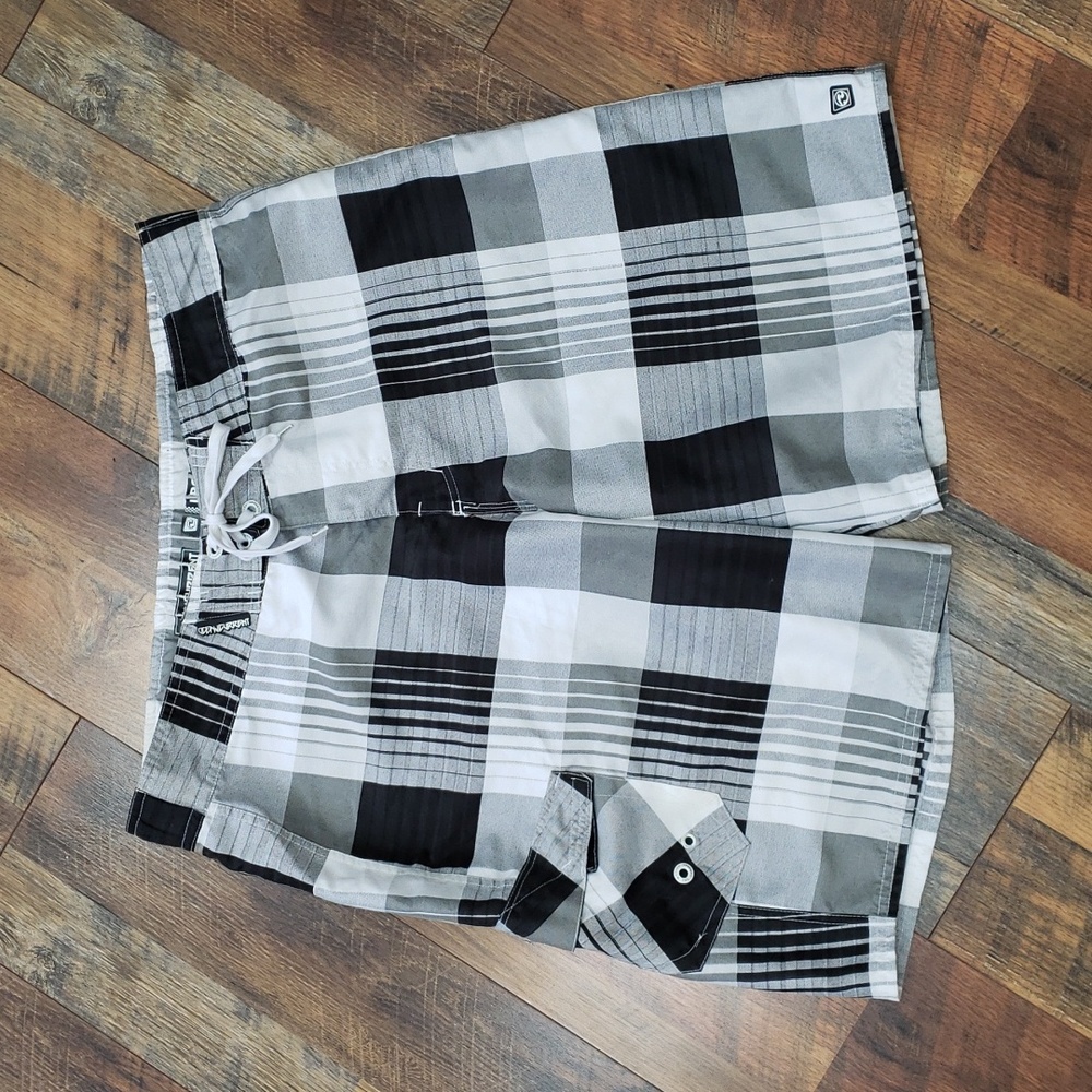 Ocean Current Black, Gray, and White Plaid Board Shorts, Size Large